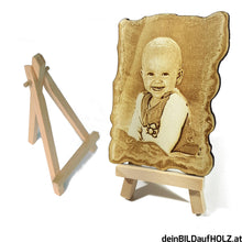 Lade das Bild in den Galerie-Viewer, Bild auf Holz mit Staffelei - links die Holzstaffelei - rechts Portrait mit Laser auf Holz graviertes Baby freigestellt mit unregelmäßig geschnittenem Rahmen
